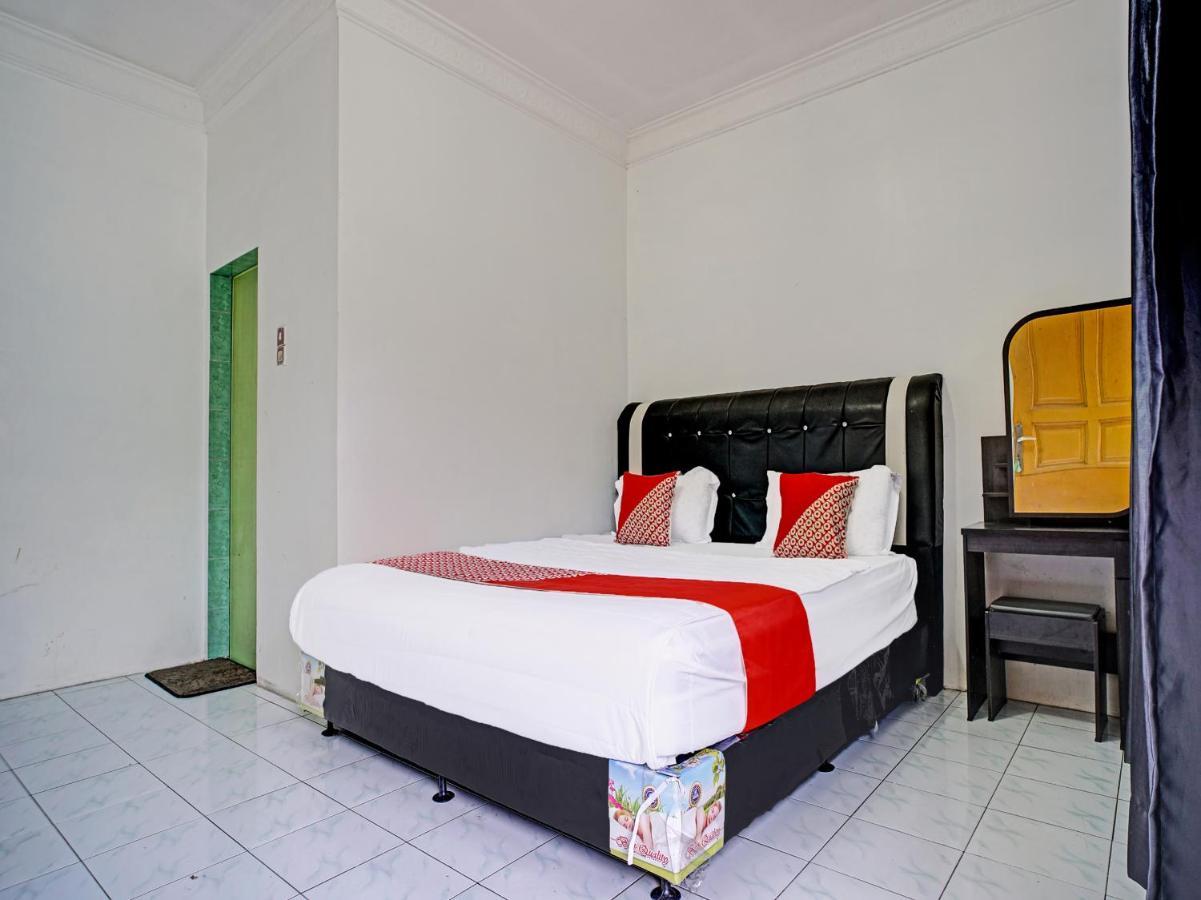 Oyo 90209 Dk Singarimbun Berastagi Homestay Exterior photo